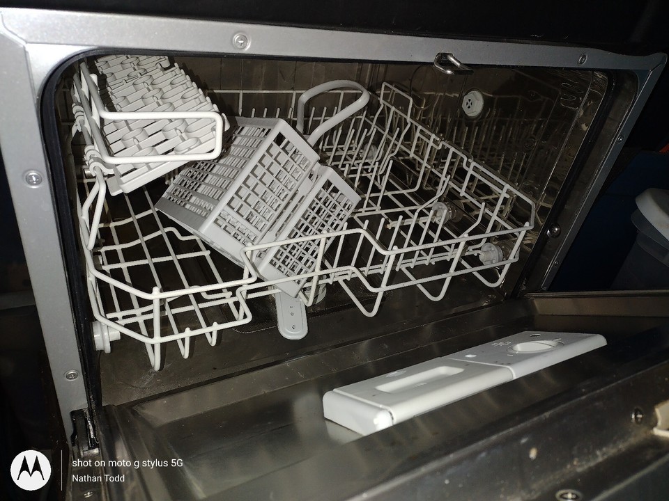 SPT Countertop dishwasher SD2202S (silver). Holds 6 place settings