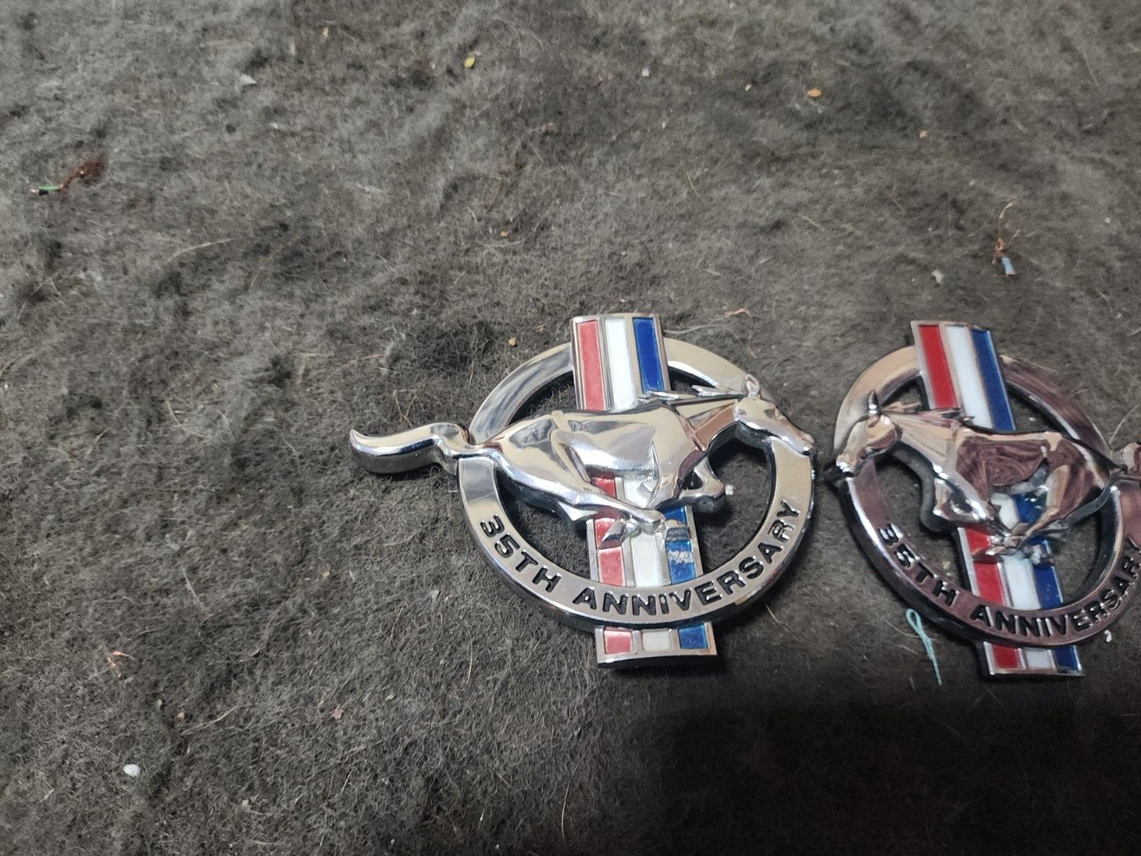 35TH ANNIVERSARY FENDER EMBLEMS PAIR FRONT 5.0 MUSTANG 1999OEM - Picture 2 of 6