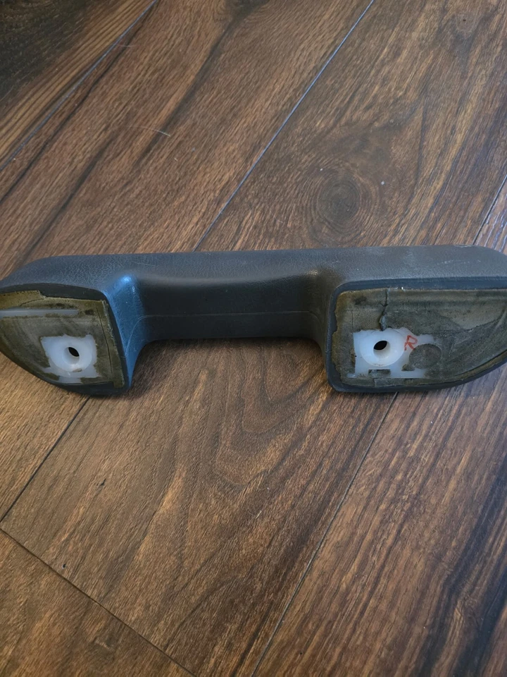 Mazda B2200 serie B 1986-1993 OEM puerta lateral del conductor tirador brazo reposabrazos manija gris Foto 2 de 3