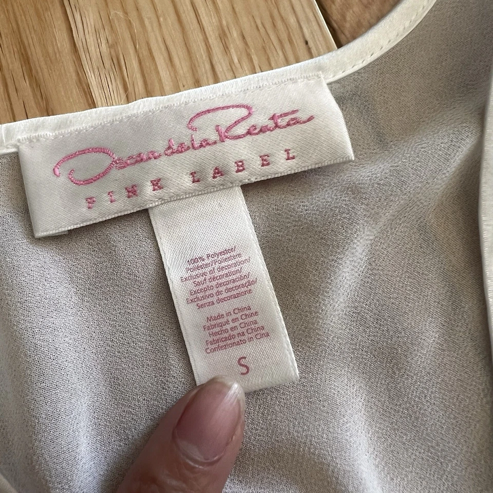 Camisola Oscar De La Renta etiqueta rosa branca transparente com cinto envoltório roupão espanador pequena - Imagem 2 de 4