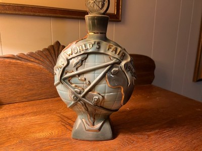JIM BEAM Bourbon Whiskey Decanter 12in 4/5-quart 1965 Worlds Fair  Vintage 1964