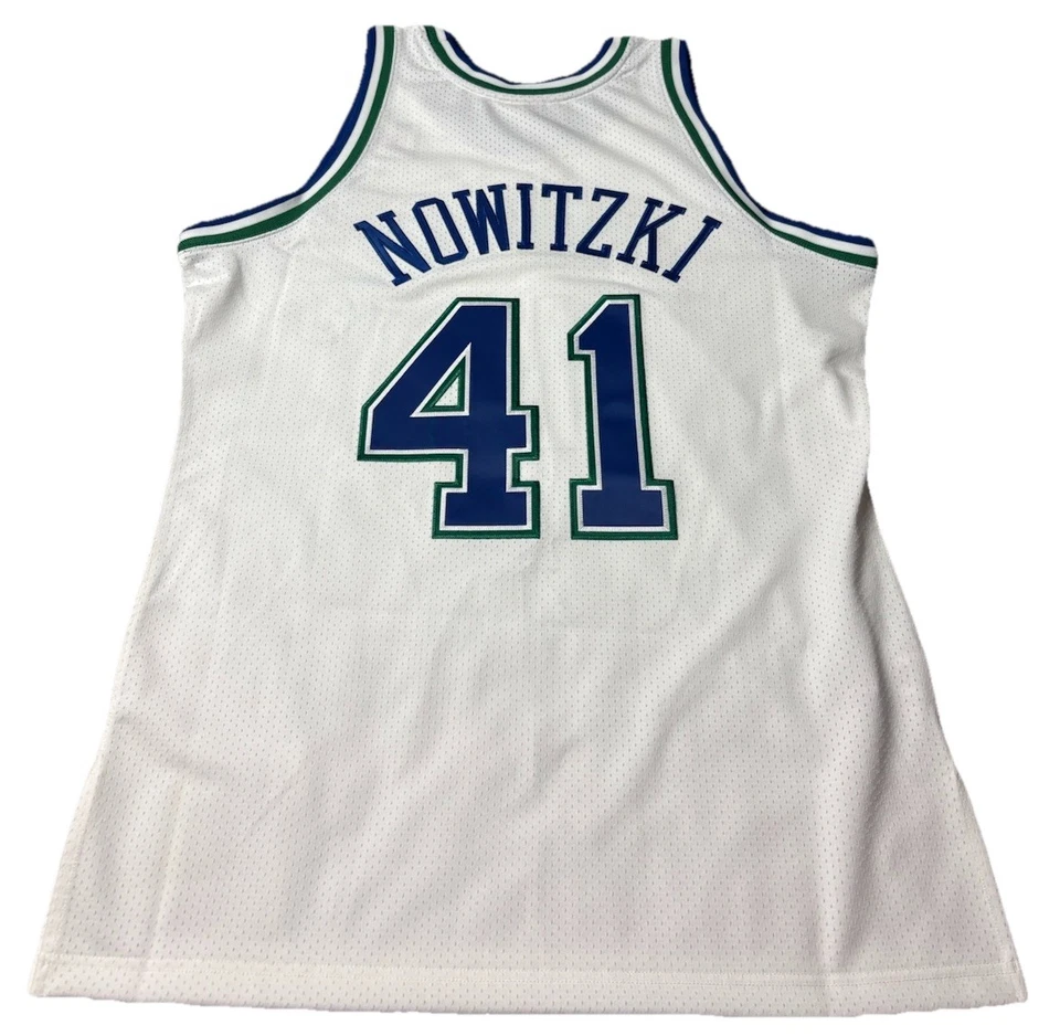 Camiseta MITCHELL & NESS AUTÊNTICA DIRK NOWITZKI L DALLAS MAVERICKS US$ 300 VAREJO - Imagem 3 de 4