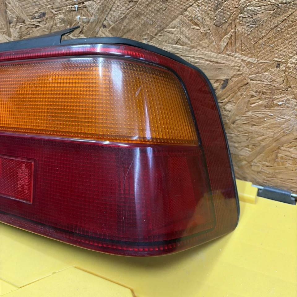 Luz trasera derecha del lado del pasajero Honda Accord 1986-1989 sedán Foto 3 de 4