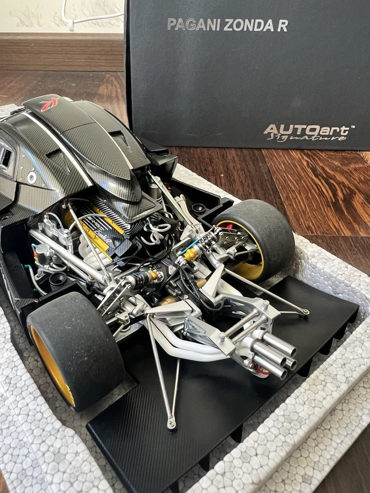 Pagani Zonda R Autoart Signature Carbon Fiber Pattern 78261 1:18 1/18 (2009) - Immagine 4 di 4