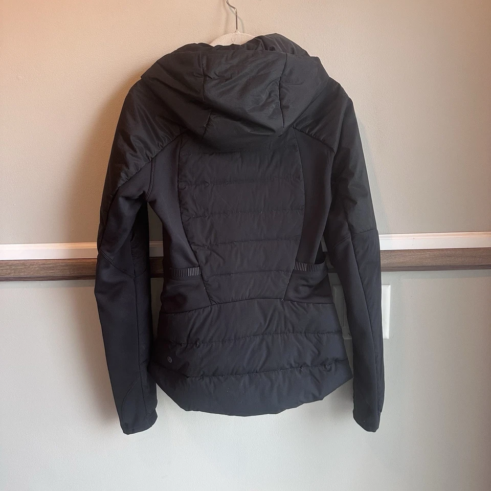 Chaqueta Lululemon Down for It All negra 700 plumón de ganso cremallera completa con capucha para mujer 6 Foto 3 de 4