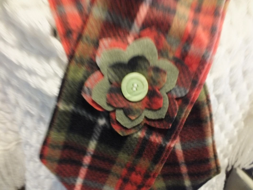 Bufanda polar reciclada reutilizada hecha a mano flor oliva negro rojo cierre a presión Foto 2 de 2