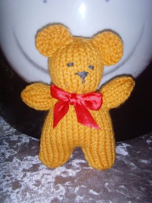NEU Mini Handarbeit goldgelber Teddybär 6 Zoll groß ROTES BAND