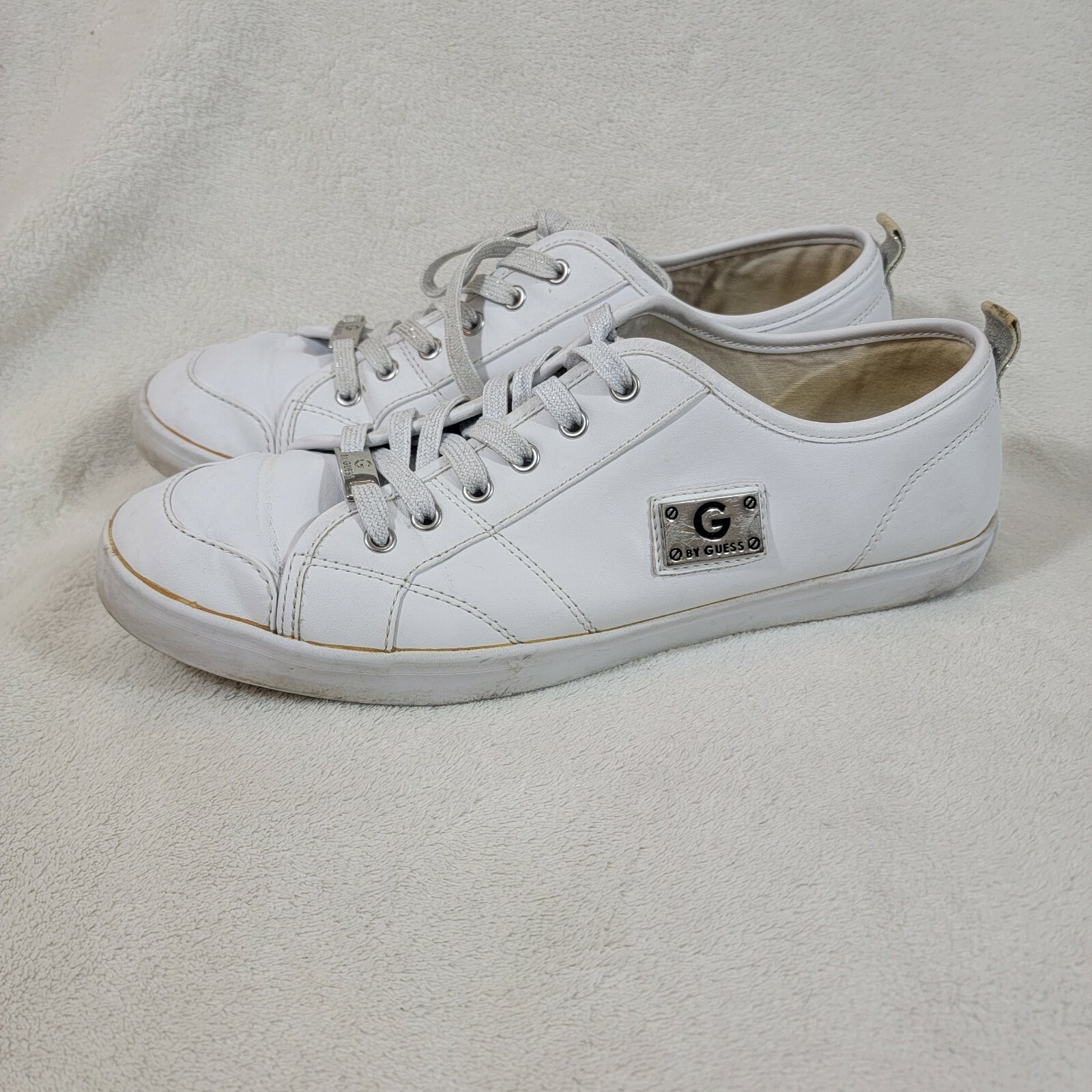 guess women's white tennis shoes