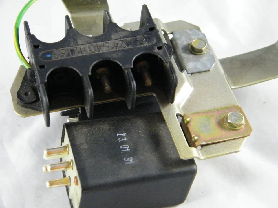 1991 MERCEDES BENZ 300E OEM SEATBELT WARNING & LIGHT CONTROL RELAYS + DASH TERMI - Image 4 of 4