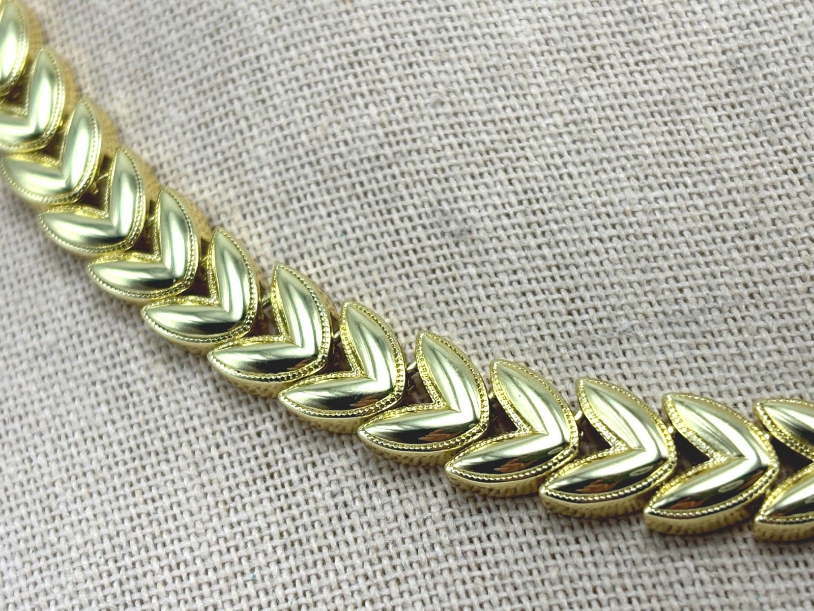BELLEZZA 18" Goldtone Bronze Cast Link Line Necklace - Leaf - NWT - product detail image 9