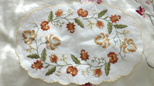 Handarbeit unbenutzt Vintage Elfenbein Mix Blumenstickerei kleine Tischplatte