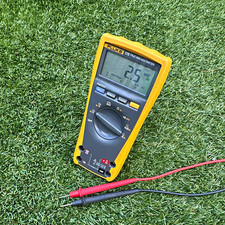 Fluke 175 True RMS Digital Multimeter 6000 Count CAT IV 1000V Fused + Leads