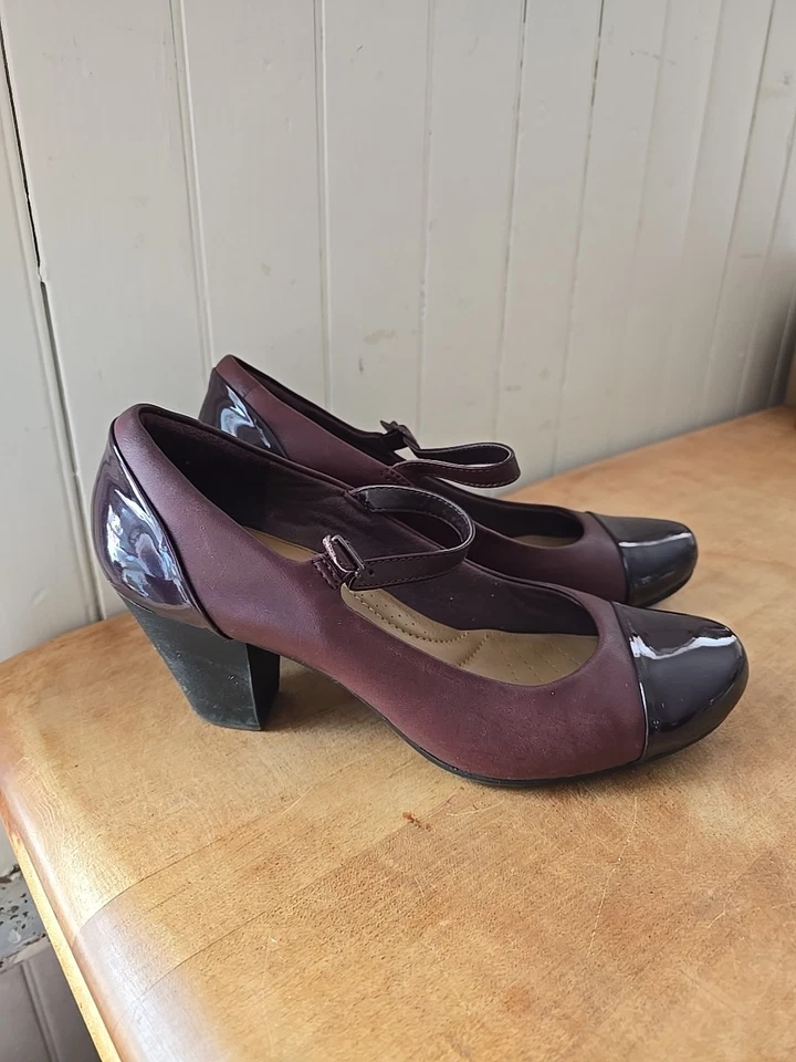 Zapatos de tacón Clarks para mujer 9,5 M granate Tianna Mary Jane charol Foto 3 de 4