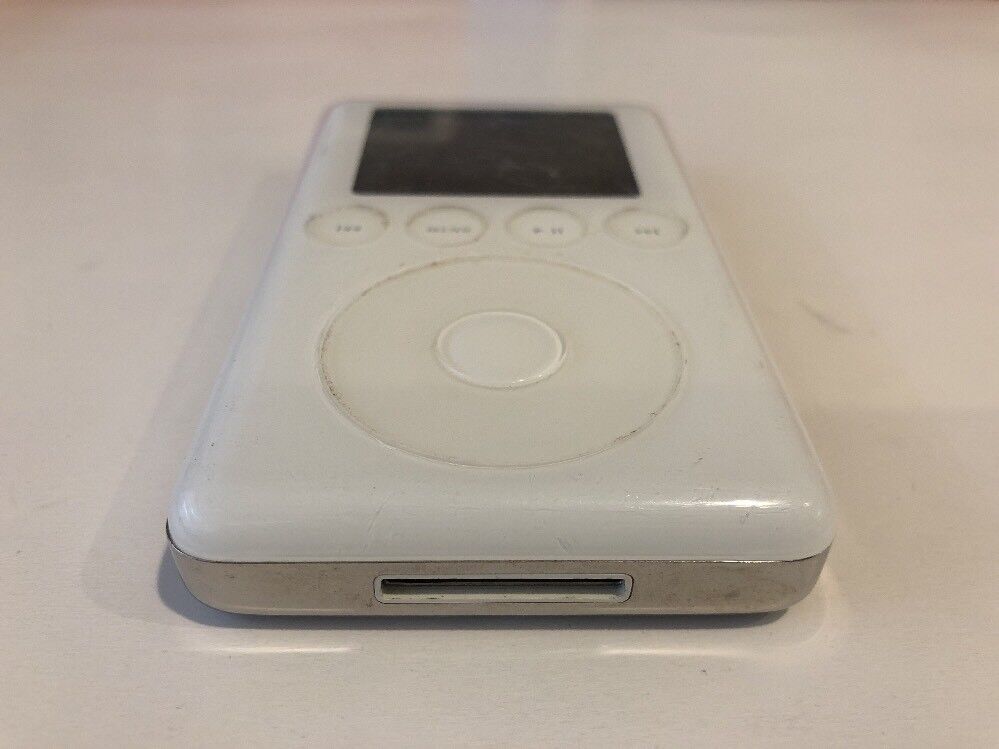 Apple iPod classic 3rd Generation White (10 GB) A1040 - Good Apple iPod classic 3rd Generation White (10 GB) A1040 - Good