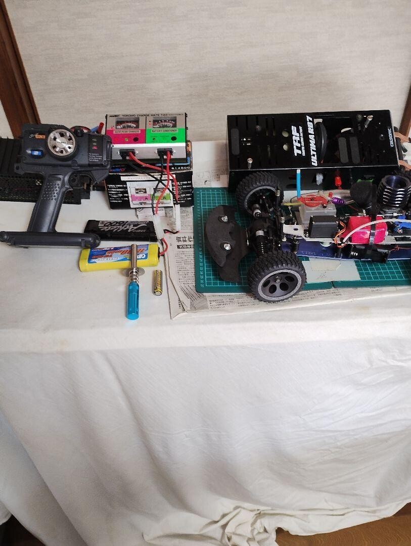 Kyosho 2-Speed RC Car with Engine Working Body and Accessories