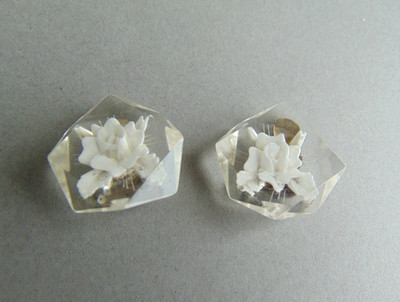 Art Deco Ohrringe mit Lucite Clips Roseneinschluss