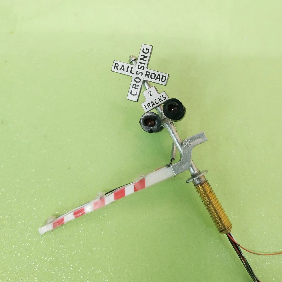2 x N scale railroad grade crossing signal gate barrier with lights on gate #NLG - Image 2 of 4
