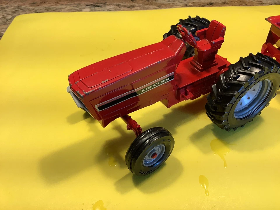 ERTL Tractor International # 2705 con Vagón Cosechadora Rojo Antiguo Bonito Tractor Juguete Foto 3 de 4