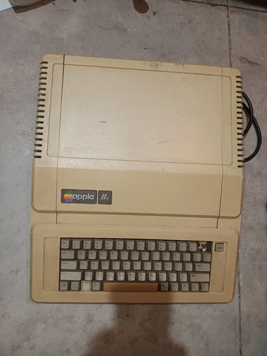 Vintage Apple IIe 2e Desktop computer Computer As Is For Parts 