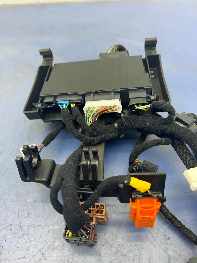 2014 - 2017 MASERATI GHIBLI M157 OEM LEFT FRONT SEAT CONTROL MODULE W/ HARNESS