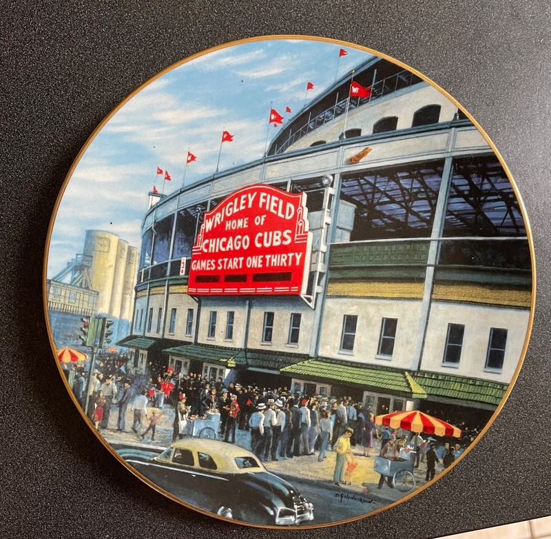 WRIGLEY FIELD HOME OF CHICAGO CUBS COMMEMORATIVE PLATE BY DELPHI 8 1/2"