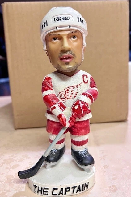 Steve Yzerman 摇头公仔、冰球和磁铁,底特律红翼 — 第 2/4 张图片