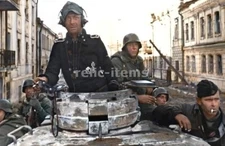 WW2 PICTURE PHOTO GERMAN TANK PANZER IV PTROTECTS THE SOLDIERS 6652