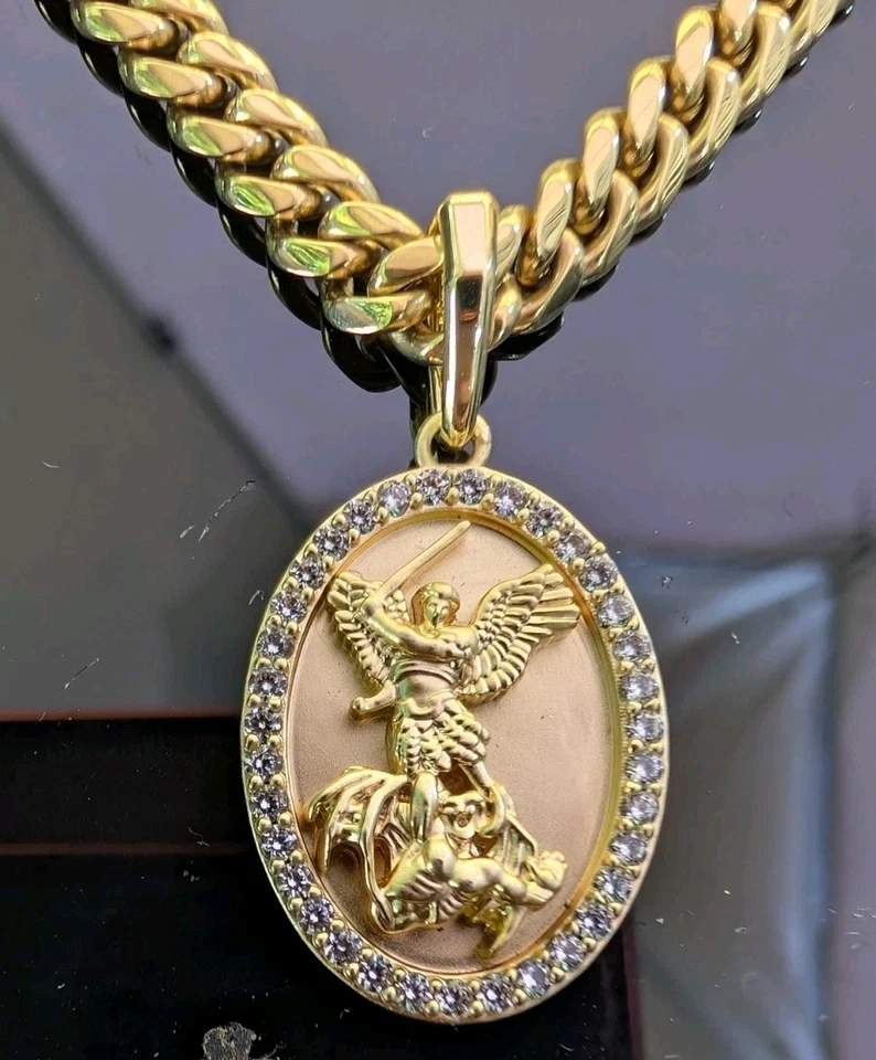 Collar de cadena cubana chapado en oro de 14K de 22 pulgadas con colgante de San Miguel - JAXXON Foto 3 de 4