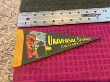 Vintage UNIVERSAL STUDIOS CALIFORNIA Souvenir PENNANT HOLLYWOOD Western Gunfight