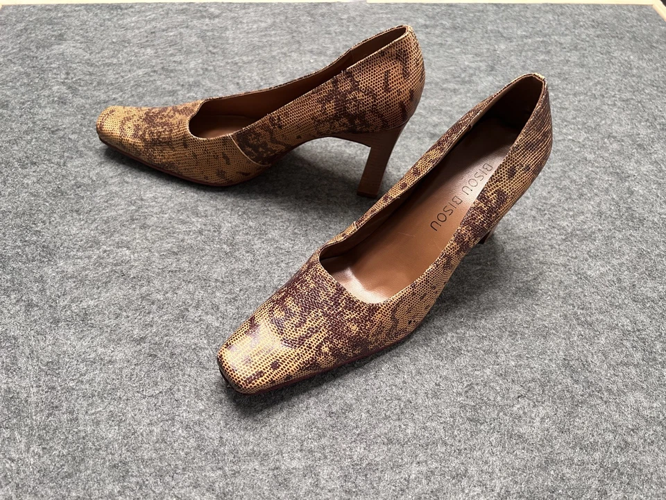 Zapatos de salón Bisou Bisou con estampado de serpiente talla 7,5 M cuero tostado punta cuadrada tacones Foto 2 de 4