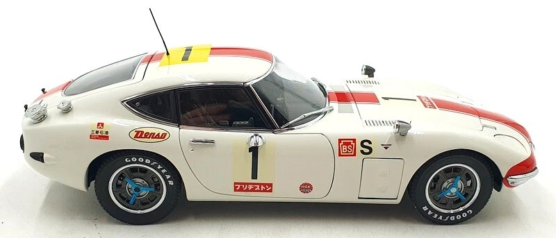 Autoart 1/18 Scale 86715 - Toyota 2000 GT #1 24Hrs Fuji 1967 White/Red - Image 4 of 4