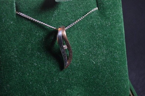 BNIB 9ct white and rose gold diamond pendant on a white gold 16" fine curb chain - Picture 2 of 4