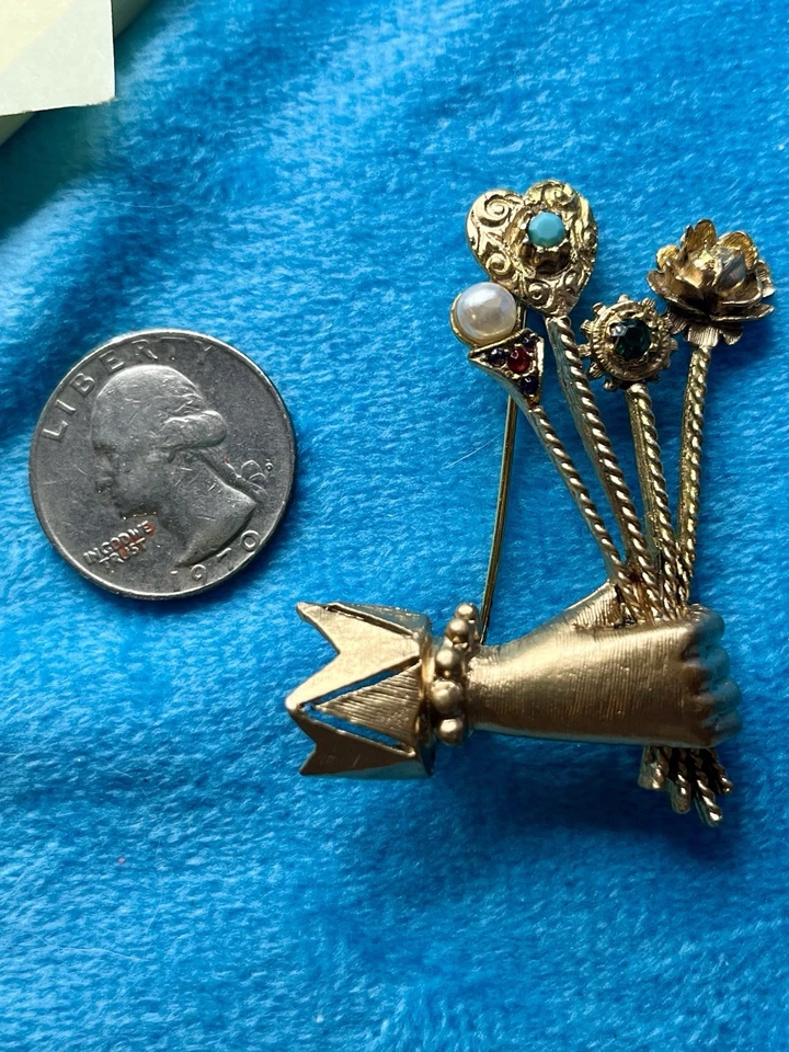 De colección. Broche de mano cepillado tono dorado para dama sosteniendo flores ramo/alfileres de palo Foto 3 de 4