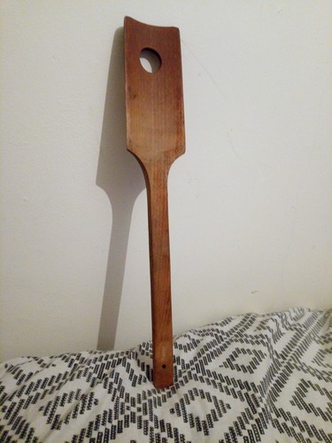 Großer hölzerner Buchenlöffel/Paddel/Spritzel mit Loch 19" handgeschnitzt hängend - Bild 1 von 11