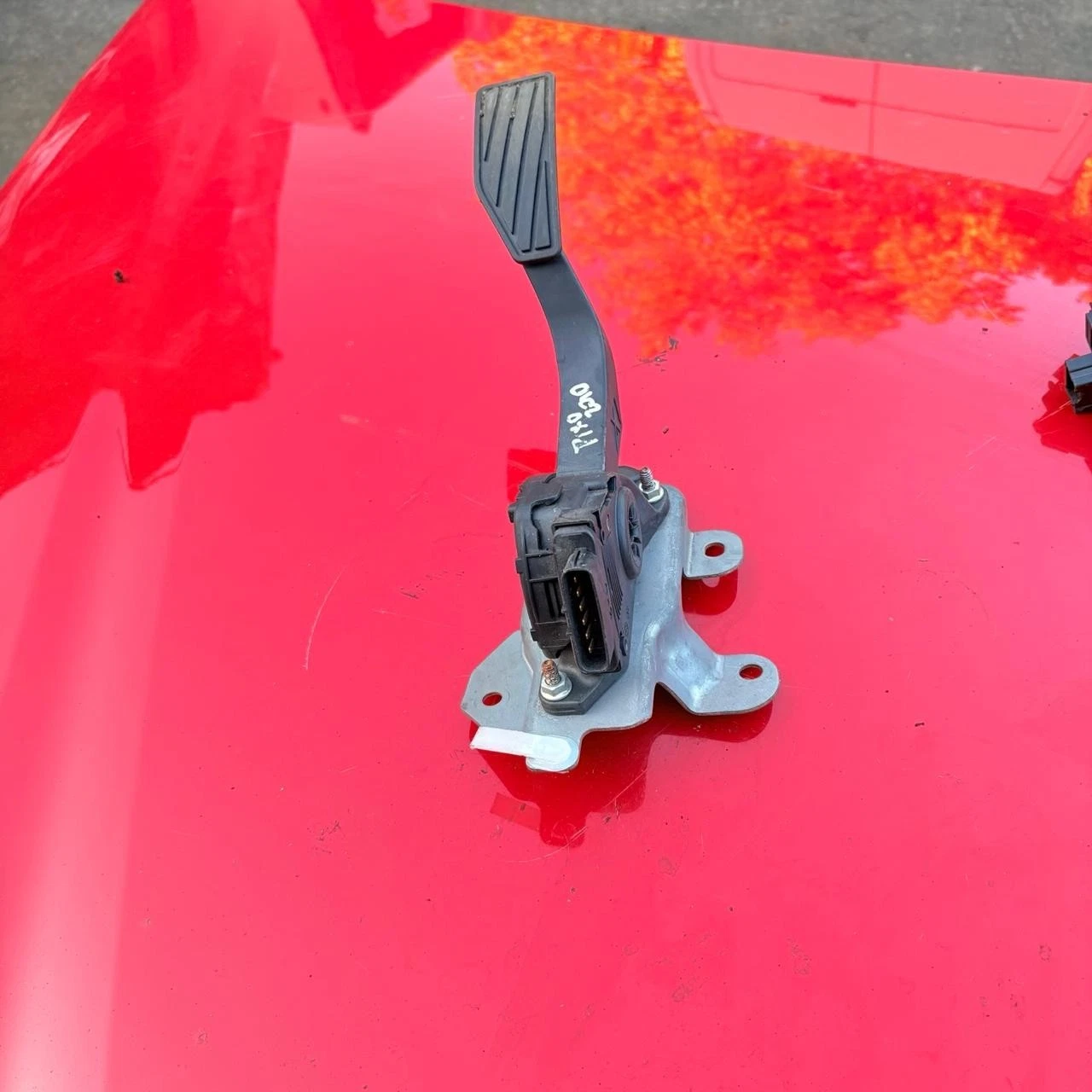Accelerator pedal 49400-68K40 rear and connector view
