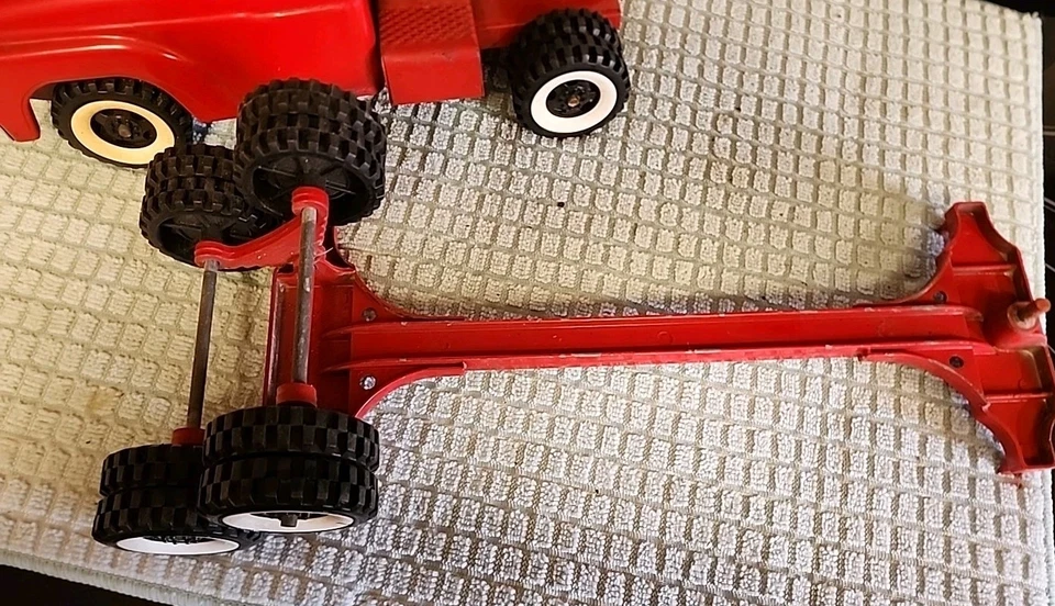 Camión de acero prensado Structo vintage con remolque de troncos Foto 2 de 4