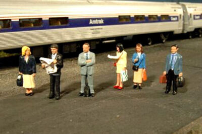 New  HO SCALE Bachmann Standing Platform Passengers Scene Scapes 