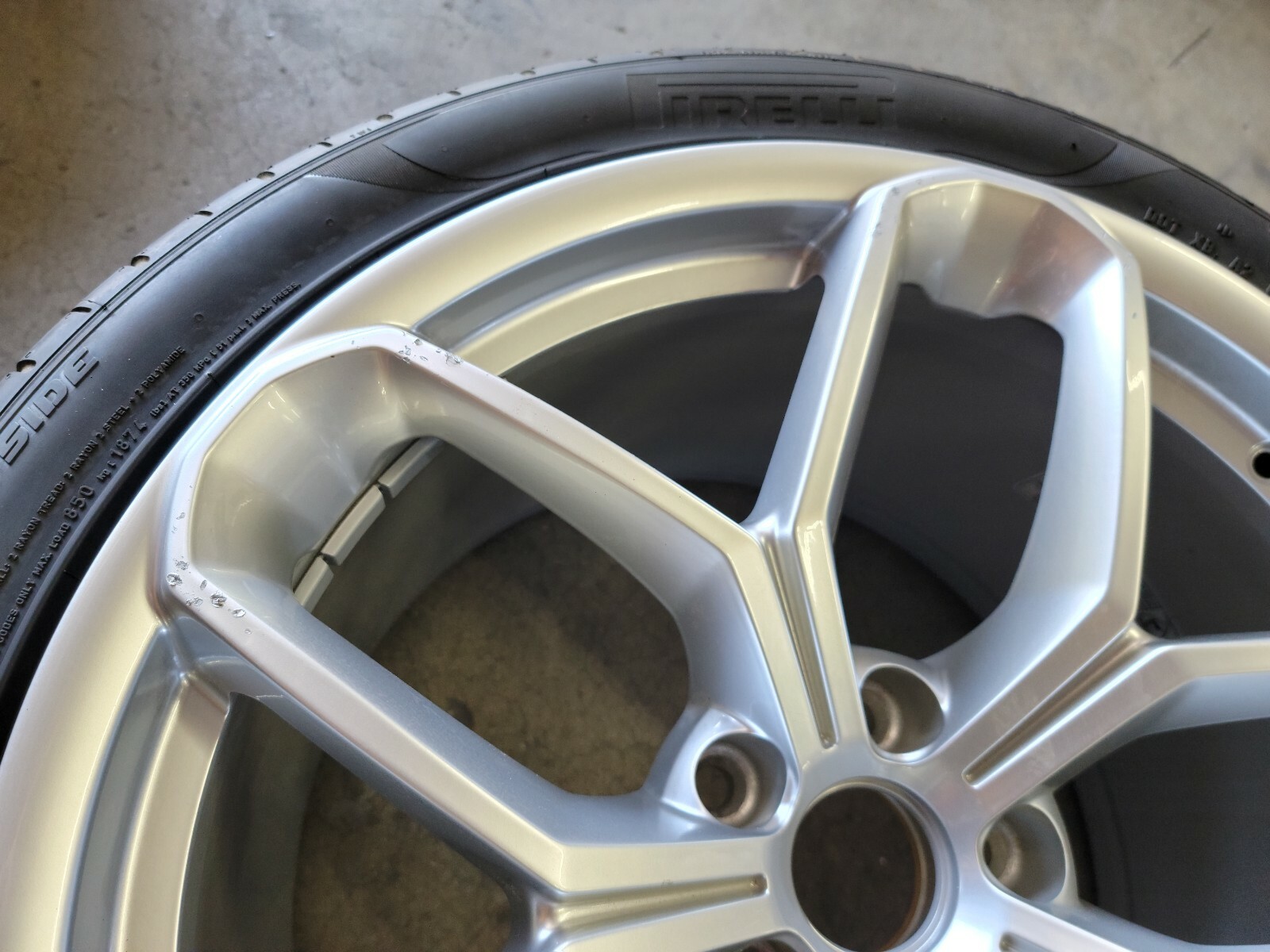 LAMBORGHINI HURACAN LP580 KARI REAR WHEEL RIM WITH TIRE OEM 4T0601017K