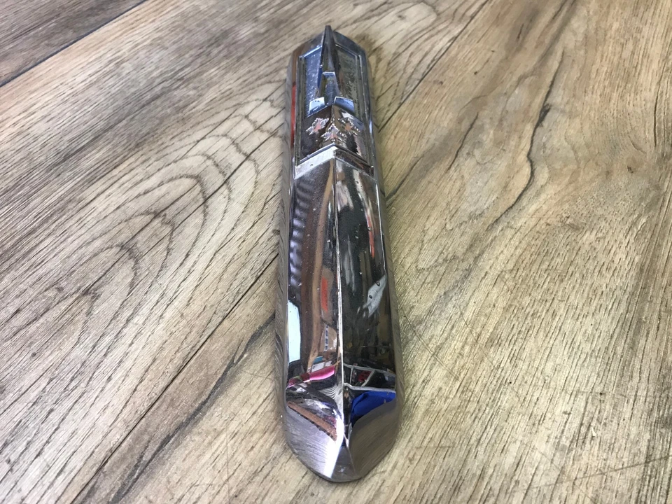 1964 64 PONTIAC BEAUMONT ACADIAN USED GM GRILL CENTER ORNAMENT RARE - Image 3 of 4