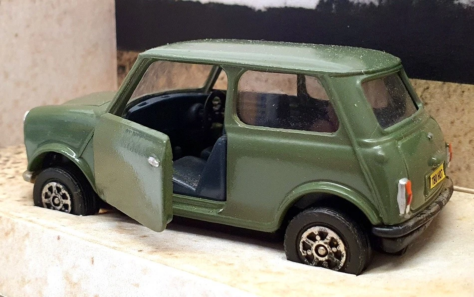 Corgi escala 1/36 C3MINB - Mini conversión reelaborada en este color - verde Foto 3 de 4
