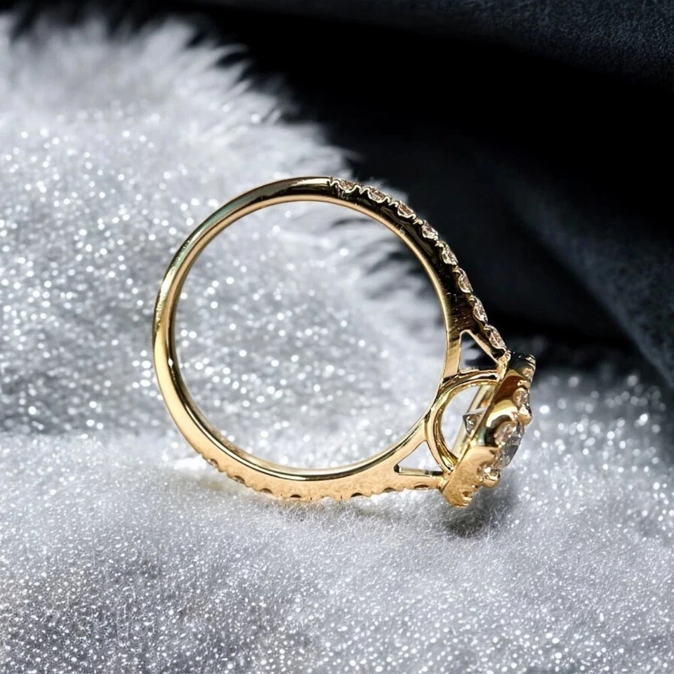 Anillo de boda promesa halo de diamantes cultivados en laboratorio VS1 corte ovalado de 2,40 quilates oro amarillo de 14 quilates Foto 4 de 4