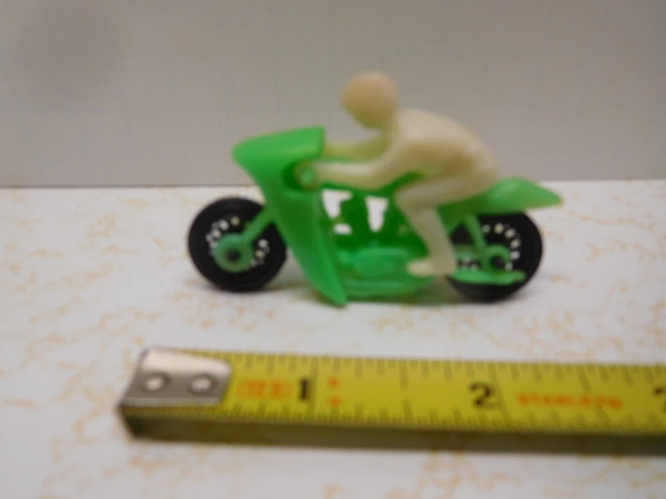 Motocicleta de plástico verde Hong Kong vintage años 70 con piloto blanco Foto 3 de 4