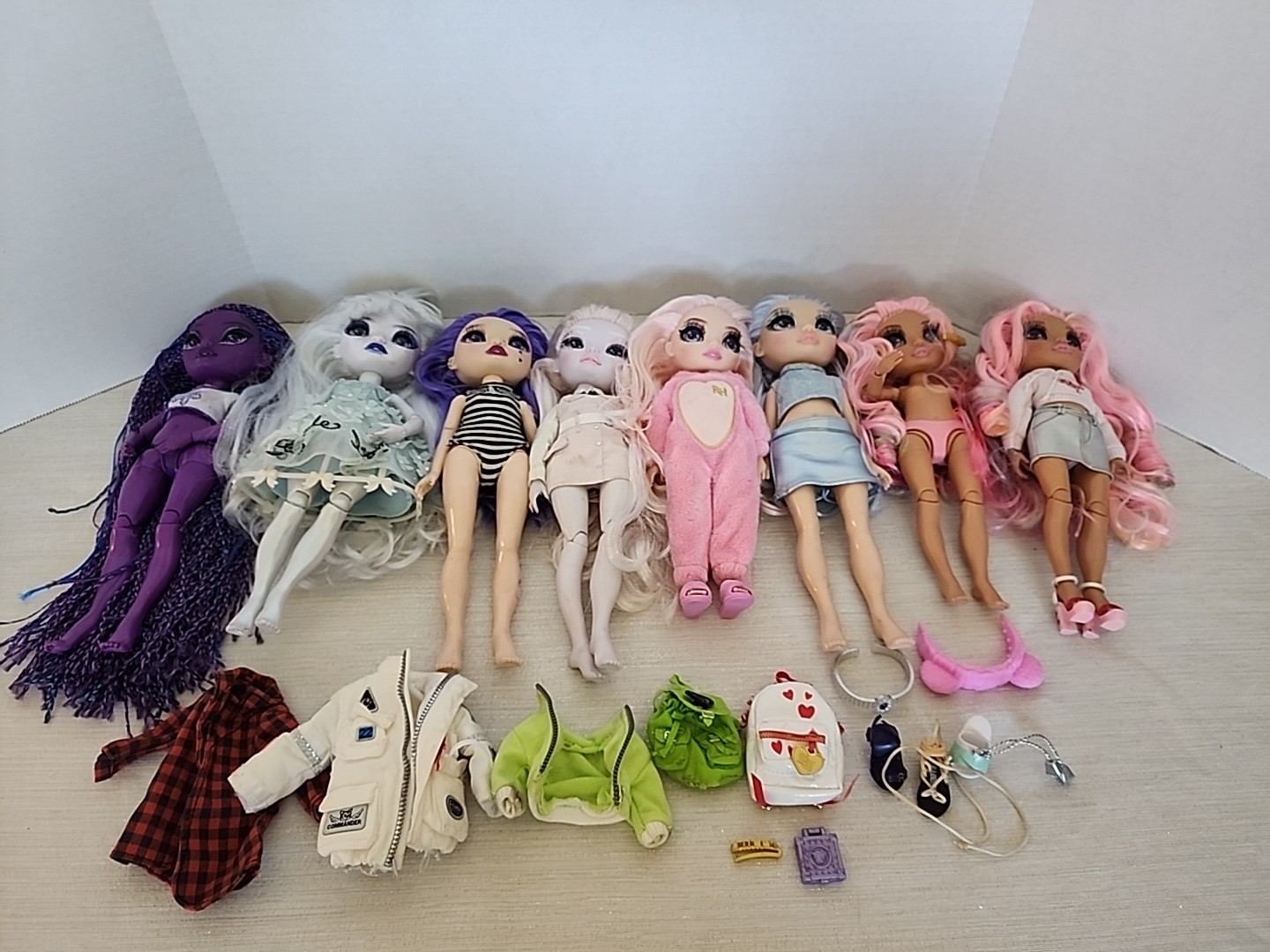 Rainbow High doll lot of 8 Dolls and Accessories 