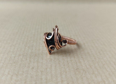Drahtumwickelter Ring aus oxidiertem Kupfer und schwarzem Achat Handarbeit