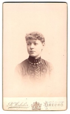 Fotografie B. Hakelier, Örebro, Gerda Weinroth im bestickten Kleid 