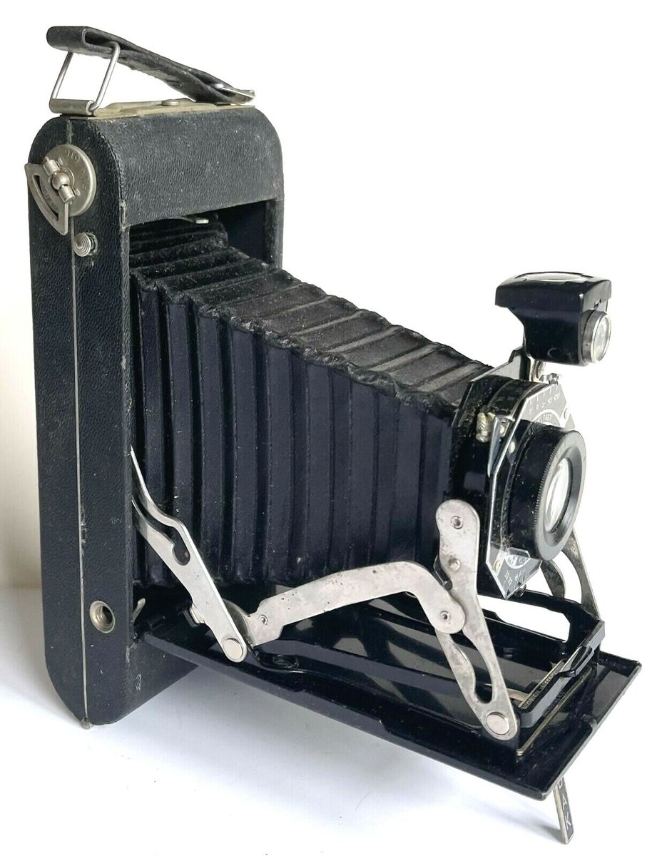 VINTAGE KODAK JUNIOR SIX-16 SERIES II FOLDING CAMERA WITH VINTAGE KODAK JUNIOR SIX-16 SERIES II FOLDING CAMERA WITH