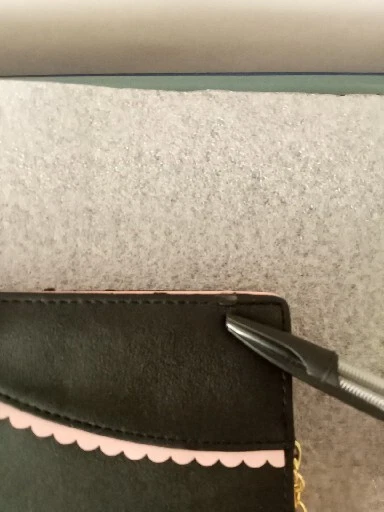 NEGRO Y ROSA "Lucky You!" Cartera plegable con cremallera, encanto para gato, borde festoneado con arco, borla Foto 3 de 4