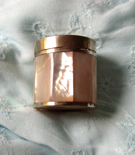 Vintage Mother Of Pearl (Nacre) Pill Box or Ring Box - Picture 3 of 16