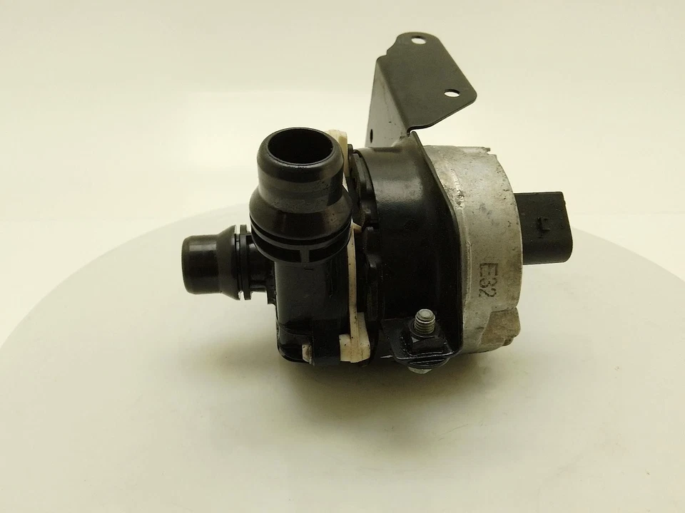 ASTON MARTIN DBX Water Pump 2020-2024 HY538B592AC - Image 4 of 4