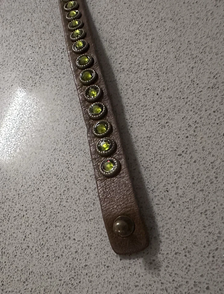 Brazalete de cuero Streets Ahead con pedrería verde - talla pequeña Foto 3 de 4